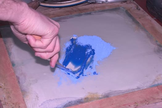 Mixing the ink for the screen printing process