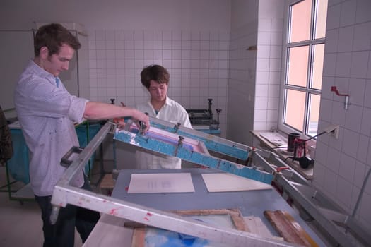 Application of the ink on paper using the screen printing process