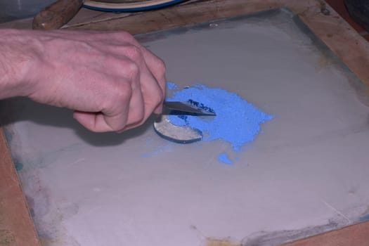 Mixing the ink for the screen printing process
