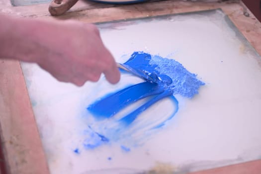 Mixing the ink for the screen printing process
