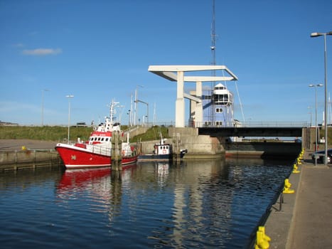 If you are at the harbour in Hvide Sande,then the large lock system catches the eye. The bascule bridge and the large,blue port administration building "Blåtårn"" is the landmark of the city. This lock,built in 1928-31,formed the basis for"