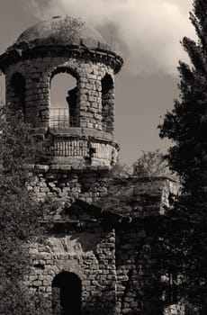 in the castle park in Schwetzingen. This temple was built as a ruin and was thus intended to symbolize the ephemeral... (or something like that?)