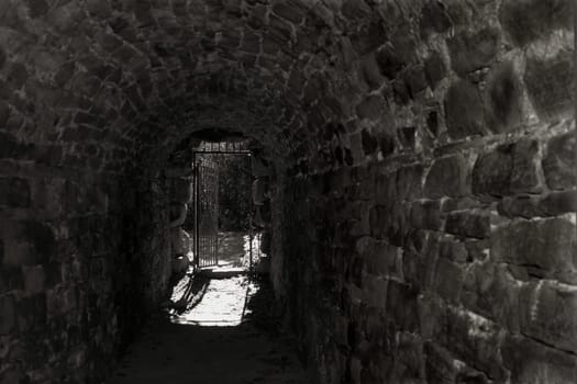 In the vault under the temple of Mercury,one could be frightened if there were not also a light shaft and an exit.