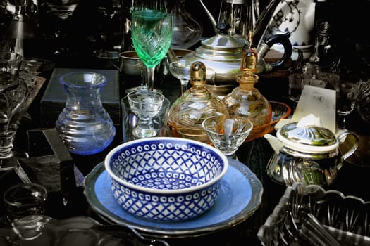 At the beautiful Freising flea market "Plantage"",located in the middle of the forest,I bought the blue and white bowl for 5 euros. My friend Sigi will get it,because she collects old items in blue and white porcelain,happy to be happy."