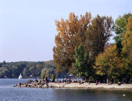 6x7 - On the Herrschinger lake promenade in October