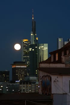 Recorded on 17.10.2005 at the blue hour in Frankfurt am Main. Full moon rose this time just before sunset. Ideal!
