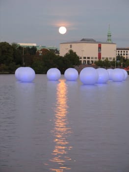 It is a promotion for the 50th anniversary of the lottery. The 49 balloons are made of vinyl and have a diameter of three meters. Integrated LED lights let them shine in different colors.