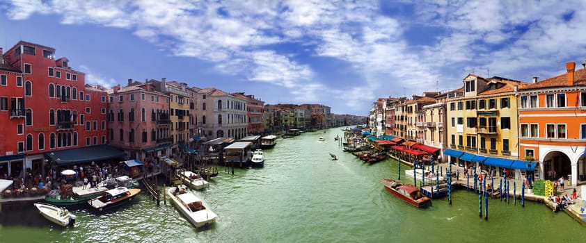 Panorama of five photographed portraits images. The recording location was the Rialto Bridge.