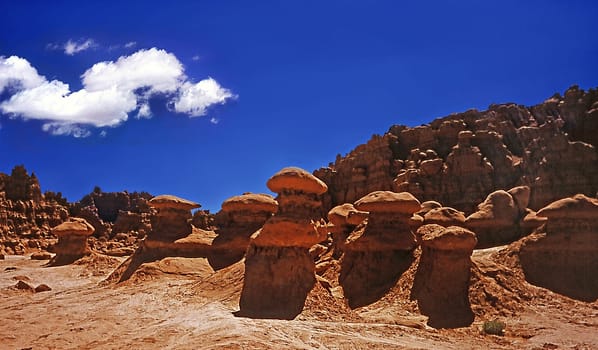 In southwestern Utah (about 35km south of Hanksville) is the Goblin State Park. The bizarre sandstone mushrooms,which are up to three meters high,were formed by natural erosion. Some of the rock formations really look like little goblins. There is