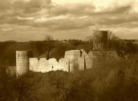 High above the Sieg lies the ruins of Blankenberg Castle. On the spur peak,80 m above the Sieg and within sight of the abbey on the Michaelsberg,the Lords of Sayn founded Blankenberg Castle around 1180. The fortification put the Counts of Sayn in