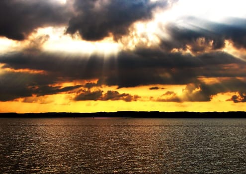 I owe this dramatic weather spectacle to Mat,who gave me a tip for editing. Thanks to Mat