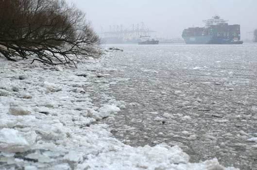 Ice floes on the Elbe