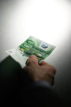 Pay 100 Euro