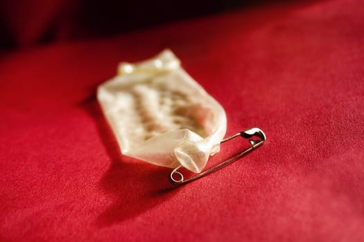 Needles or sharp objects render a condom ineffective. Info here... http://focus.msn.de/gesundheit /sexuality/risk/sexually transmitted diseases