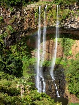 In the south of the island of Mauritius,in the middle of a jungle landscape,the waters of the Riviere St. Denis plunge abruptly into a deep basin (90m).