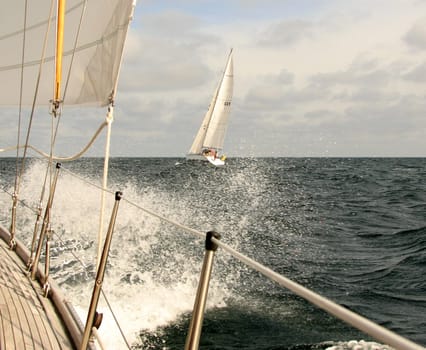 The chase has begun. The wind indicator is closely monitored,then the sheets are plucked and every wind shift is exploited.  Because in every sailor there is a regatta sailor :-)