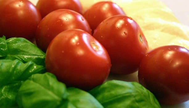 This is what it looks like in my kitchen when I prepare tomatoes with mozzarella... and now my stomach growls...:-)