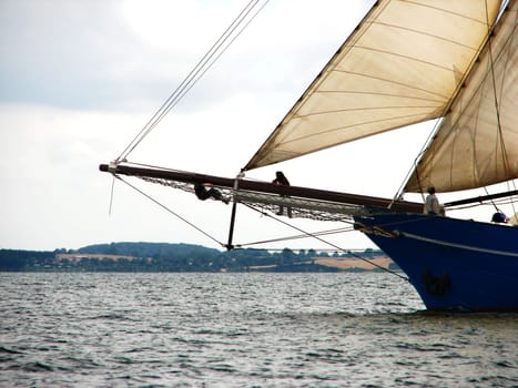 The jib,from Dutch "kluif"" claw,is a triangular-cut sail that is driven in front of the jib on the jib boom,where its name comes from,in front of the bow. If two jibs are mounted,the front outer jib is called the rear inner jib"