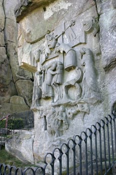 The well-known relief of the Descent from the Cross,carved into the grotto stone,is largely unanimously dated by art historical research to around 1130/1150,although there is also the rather unlikely thesis that the relief was only created in the 16th century by