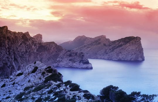 This bizarre rocky landscape in the northwest of Mallorca is always impressive - and is often photographed. I've "optimized"" the sky and the sea a bit with a gradient (which I actually do very rarely). The your"