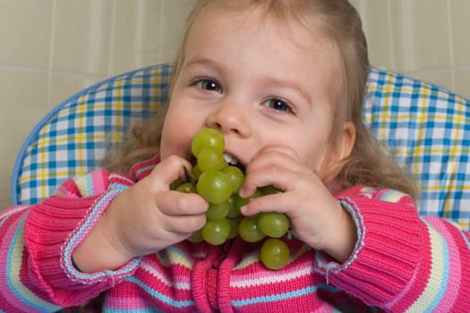 Child eats grapes