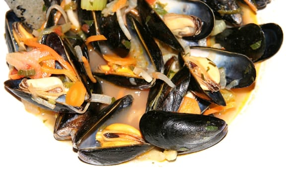 For 4 to 6 servings 2.5–3 kg of mixed mussels  100 g of vegetable brunoise (small cubes),e.g. carrot,leek,shallot  1–2 cloves of garlic,finely chopped  Olive oil  1 dl of dry wormwood  2 dl each of dry white wine and fish stock  1 sprig of thyme