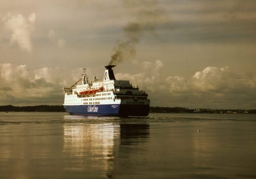 Since I'm going to Norway to go fishing in a few days,the anticipation is slowly emerging. And that's when I picked out the pictures from last year again. I would like to show some of them despite the loss of quality due to scanning. At the ferry crossing