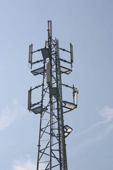 Lattice mast with radio antennas