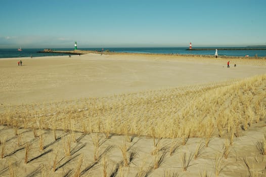 Here,the summer season has been diligently prepared for the last few days. This stretch of beach has been redesigned and the excavators have not yet been removed (you just can't see them). But soon many sun-seekers will populate the beach again!