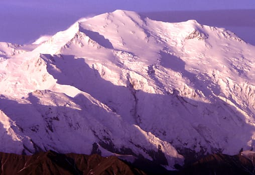 Denali,in the language of the Athabaskans of greatness or height. Mount McKindley is the highest mountain in North America with a height of 6195 meters. It takes some patience to even see the mountain without clouds and fog. The pictures were taken in the hoc