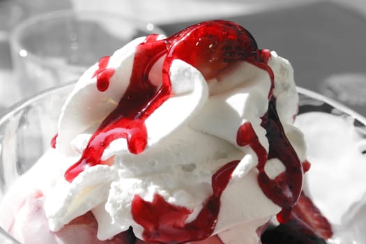 A little color experiment with my last strawberry ice cream.