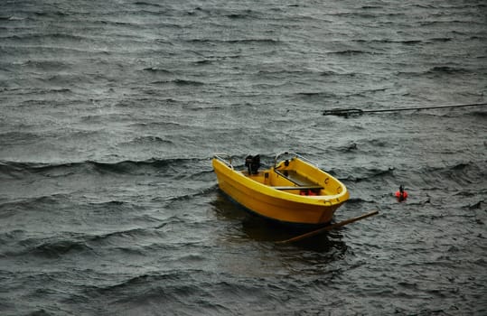 Even one of our boats suddenly floated in our otherwise protected bay. And as you can see,it tore a whole board off the jetty. The only astonishing thing was that the owner of the fishing facility did not come until a day later to get his boats and