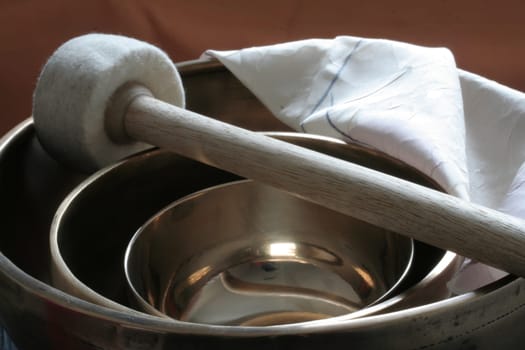 Singing bowl with clapper