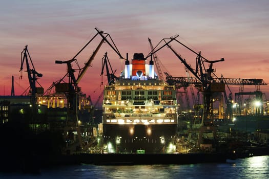 Queen Mary 2 in the port of Hamburg. The lettering on the rear part of the ship has been removed.