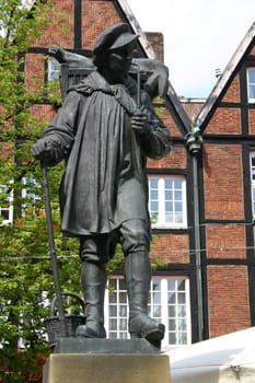 The Kiepenkerl monument commemorates the wandering merchants of the Münsterland. Kiepenkerle brought products from the surrounding area into the city in large baskets (Kiepen) and offered them for sale at the market and at the front doors.