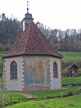 The Amorsbrunn Chapel in the Otterbach Valley,about 2 km from the old town,is surrounded by legends and traditions. Here,in the 8th century,Irish wandering monks,brought into the country by Gaugraf Ruthard,are said to have Christianized the Odenwald. Late