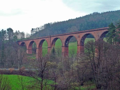 Length: 250m,height: 40m,10 semicircular vaults of 20m diameter each. First train journey on 01.May.1882