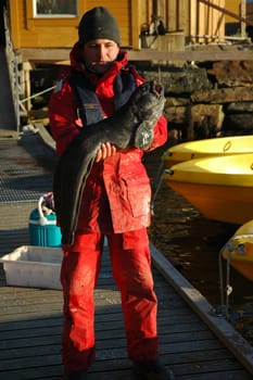 Now again a fishing photo for you. My brother-in-law Olaf had a very special encounter.When he arrived at the jetty beaming all over his face,it was already clear to us that something special had bitten him. A nice stone biter of 5kg and 85cm was on