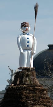 the head of the substitute boat. In the Middle Ages,the first six o'clock bell after the winter months meant the beginning of spring and longer daylight - a reason for joy for masters and journeymen. Later,the guilds celebrated this day with a festive E