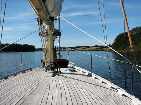 Sails salvaged,we enter a natural harbor on the island of Als. This time Hannsel is virtually onbaord,he is not seaworthy and therefore we choose a protected area :-)