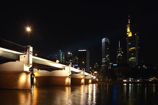 Recorded on Tuesday evening,when Luminale was in Frankfurt. The beam of light comes from the main train station and makes the Kaiserstraße there as bright as day!
