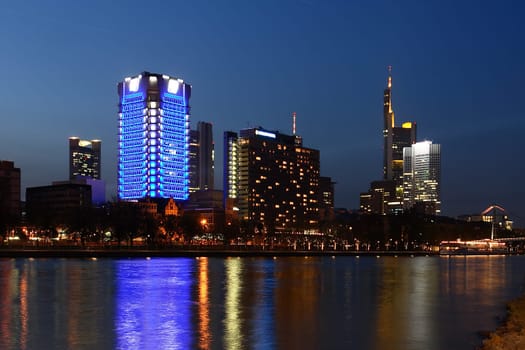The banks of the Main with the Union Investment building