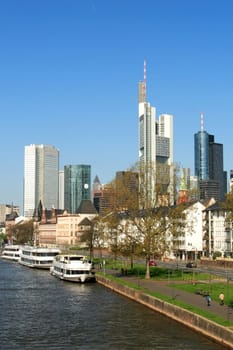 Ffm.Skyline in April,vert