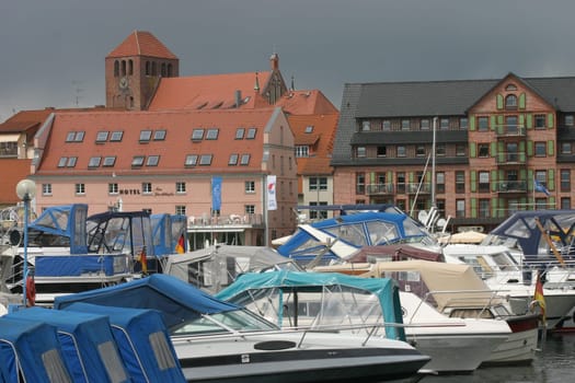 Goods on the Müritz with boats in the city harbor