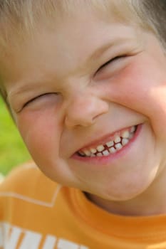 hehe,I love that grinning face,but especially how he squints his eyes! :-)