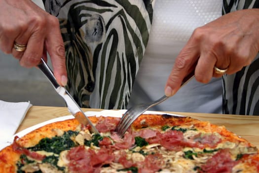 eat pizza