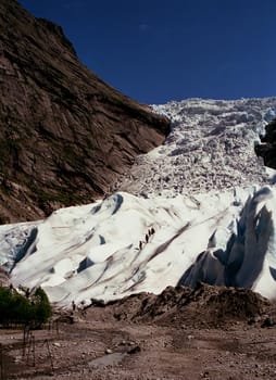 Scan of the negative - Norway 2002....  Now again a photo,which should be familiar to every Norway vacationer. It shows a hiking group on the Briksdalsbreen,a foothill of the Jostedalsbreen. The area around the Jostedalsbreen covers 487 qua