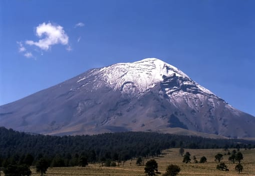With a current altitude of 5,462 m,Popocatepetl is the second highest mountain in Mexico. Since 1994,this volcano has been active again