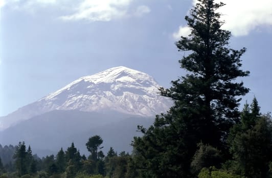 Cloudy view of the Popocatepetl .