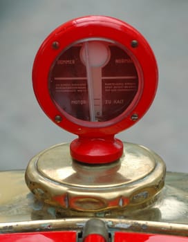 The driver of this classic car can observe the radiator temperature via the display.